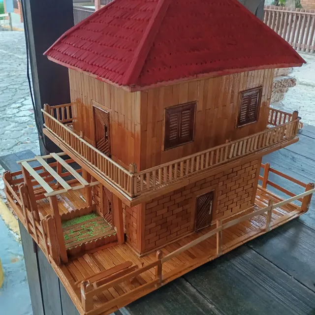 Casa de madeira miniatura