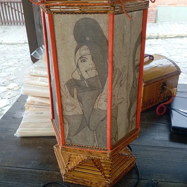 Luminária de madeira